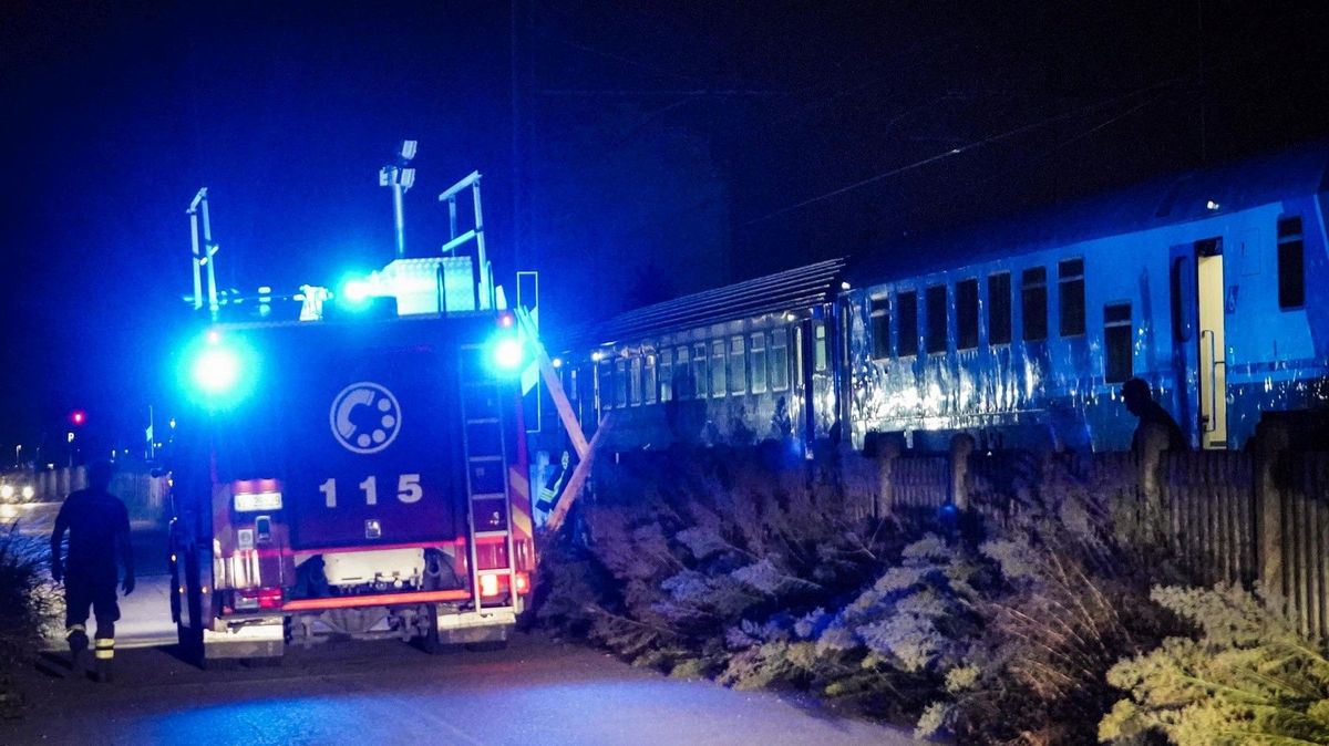 Vlak v Itálii narazil v noci do party dělníků pracujících na trati. Pět jich zabil